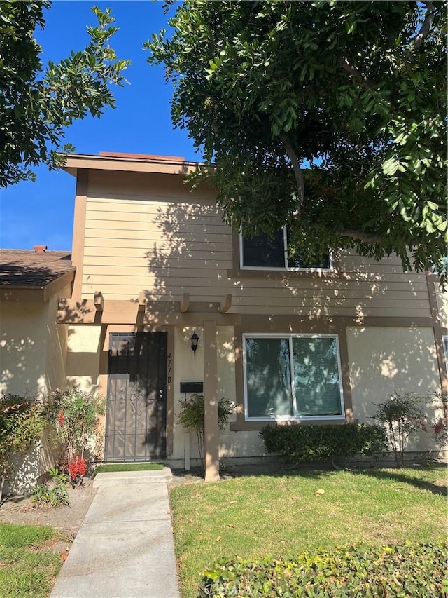 view of front of house featuring a front lawn