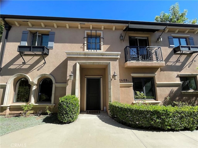 view of front of home featuring a balcony