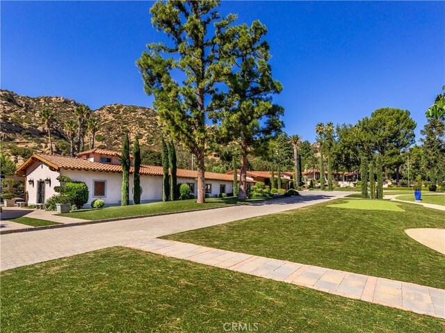 view of front of property featuring a front yard