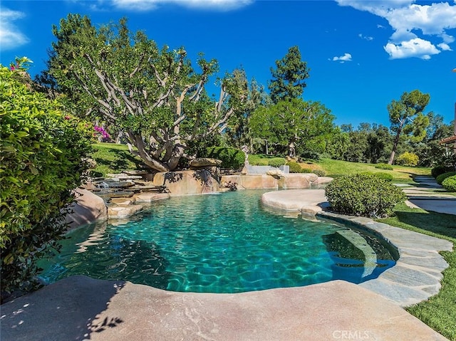 view of swimming pool