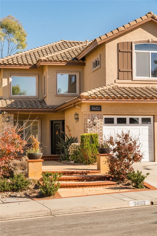 view of front facade featuring a garage