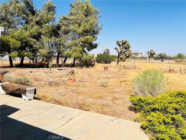 view of yard featuring a rural view