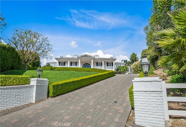 ranch-style house featuring a front yard