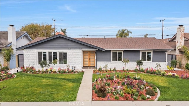 single story home with a front lawn