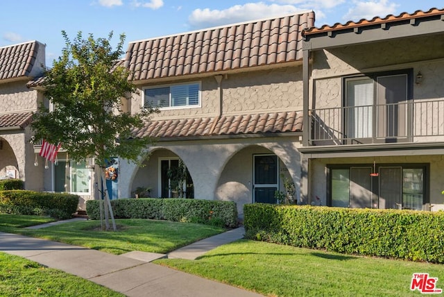 view of front of home with a front lawn