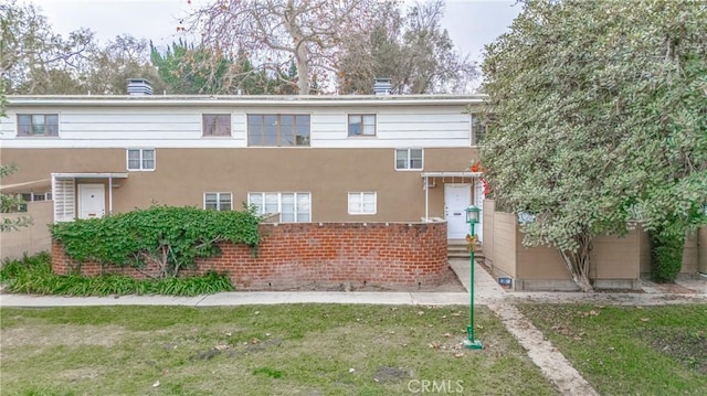 view of front of property featuring a front lawn