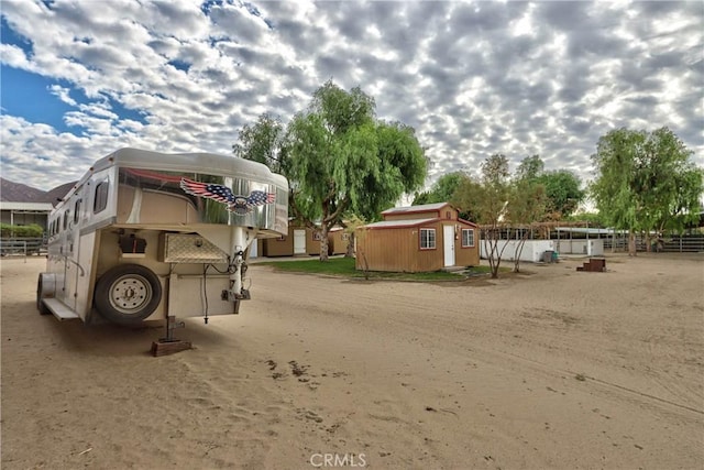 view of yard featuring a storage unit