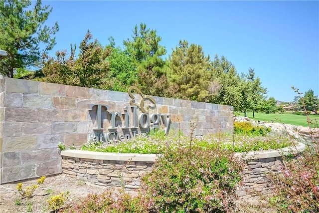 view of community / neighborhood sign