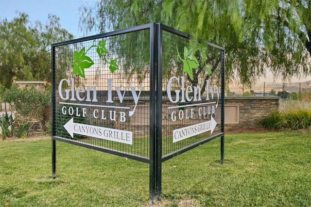 community / neighborhood sign featuring a lawn