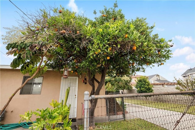 view of side of property featuring a lawn