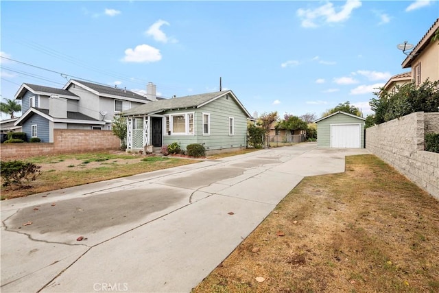 view of front of home featuring a storage shed and a front lawn