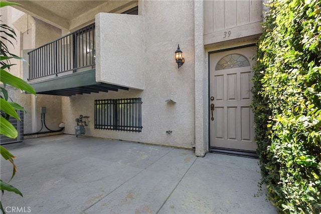 property entrance featuring a balcony