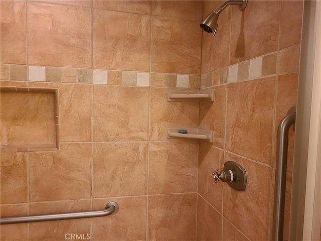 room details featuring a tile shower