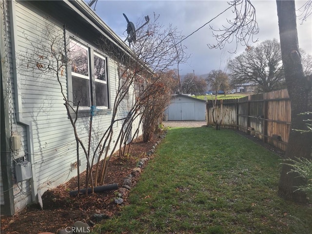 view of yard with an outdoor structure