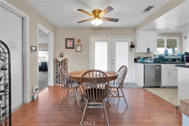 dining space featuring ceiling fan, plenty of natural light, light hardwood / wood-style flooring, and sink