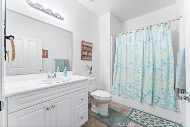 full bathroom featuring shower / bath combo with shower curtain, toilet, and vanity