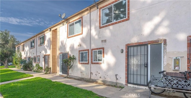 exterior space featuring a lawn