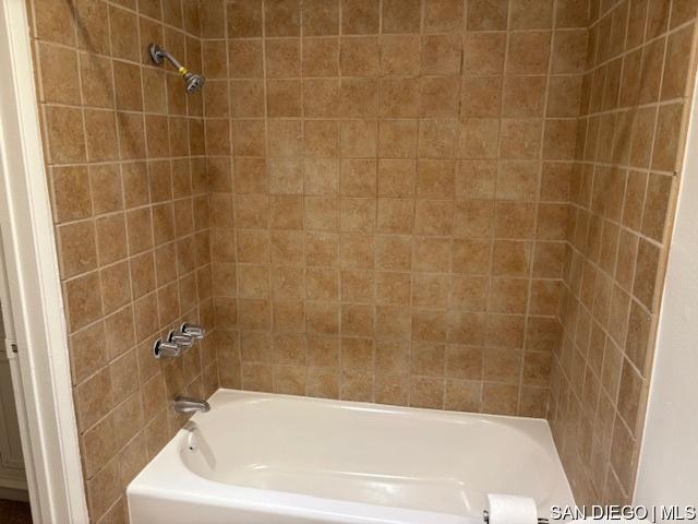 bathroom with tiled shower / bath combo