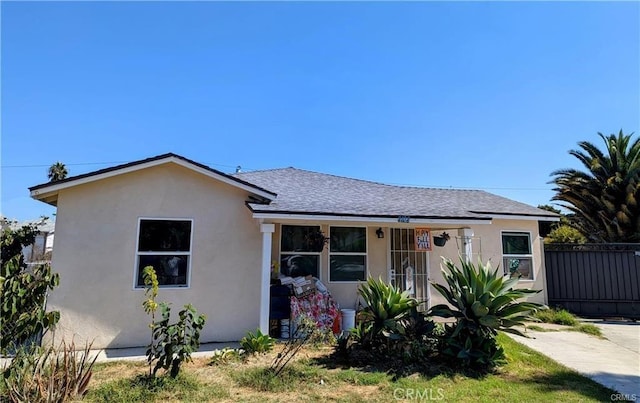 bungalow featuring a front lawn