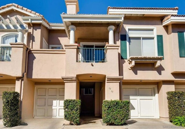 townhome / multi-family property featuring a balcony