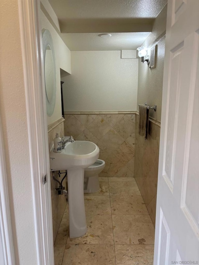 bathroom featuring tile walls