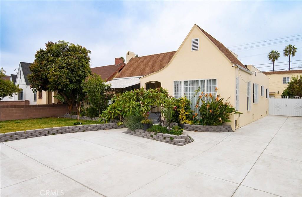 view of front of property featuring a patio area