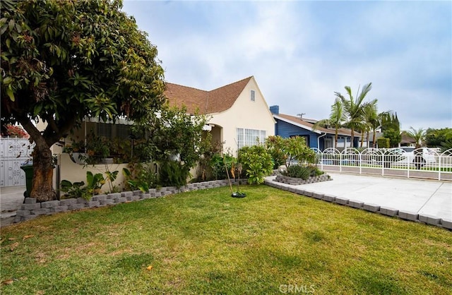 view of front of home featuring a front lawn