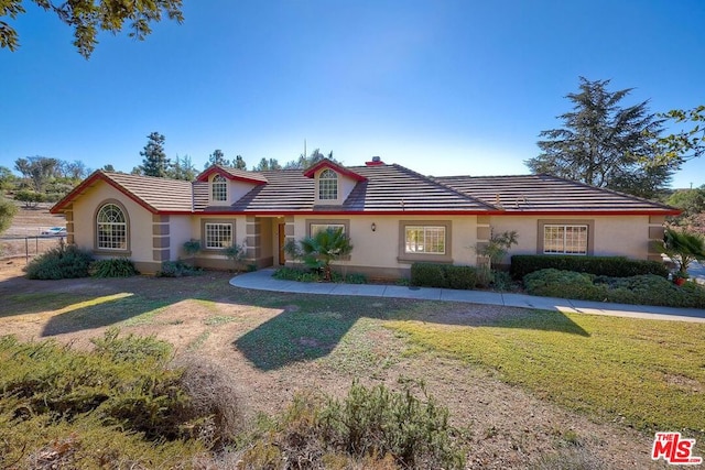 view of front of property with a front yard