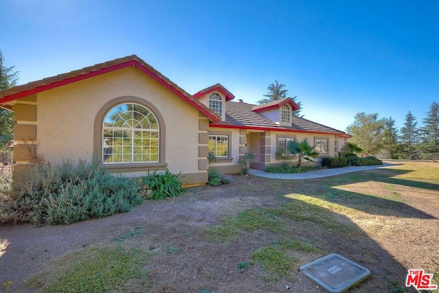 view of front facade featuring a front yard