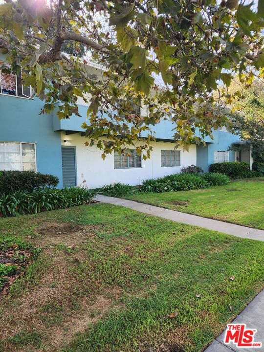 view of front of home featuring a front lawn