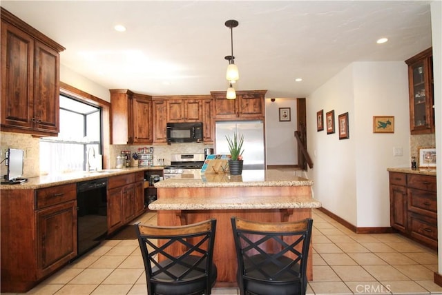 905 Madera Ln, Lake Arrowhead, CA 92352 - kitchen featuring black appliances, decorative backsplash, a sink, a center island, and recessed lighting