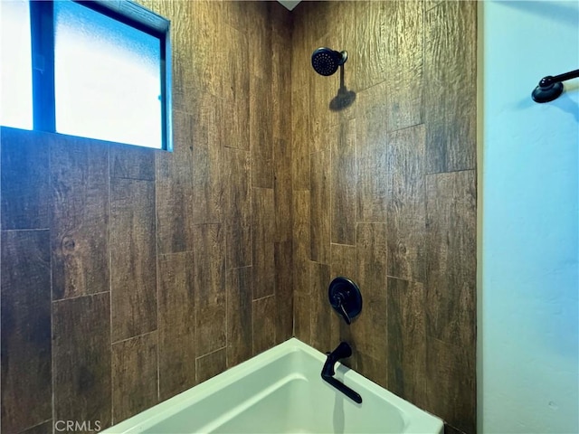 bathroom with tiled shower / bath