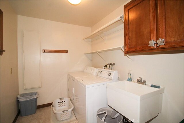 905 Madera Ln, Lake Arrowhead, CA 92352 - laundry room with baseboards, cabinet space, a sink, and separate washer and dryer