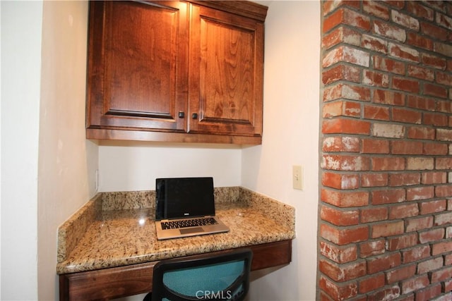 905 Madera Ln, Lake Arrowhead, CA 92352 - kitchen with light stone counters