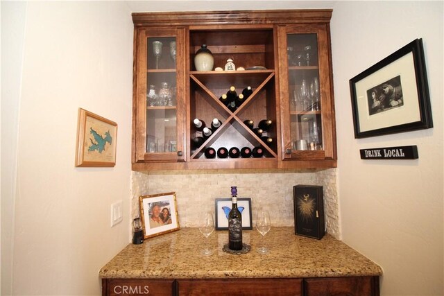 905 Madera Ln, Lake Arrowhead, CA 92352 - bar featuring a bar and tasteful backsplash