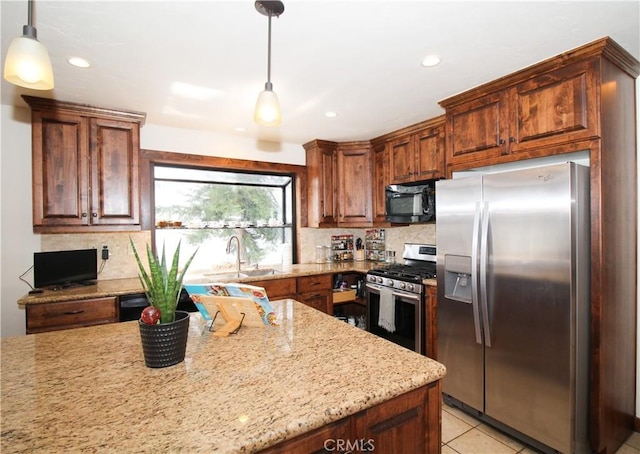 905 Madera Ln, Lake Arrowhead, CA 92352 - kitchen featuring stainless steel appliances, a sink, tasteful backsplash, light stone counters, and recessed lighting