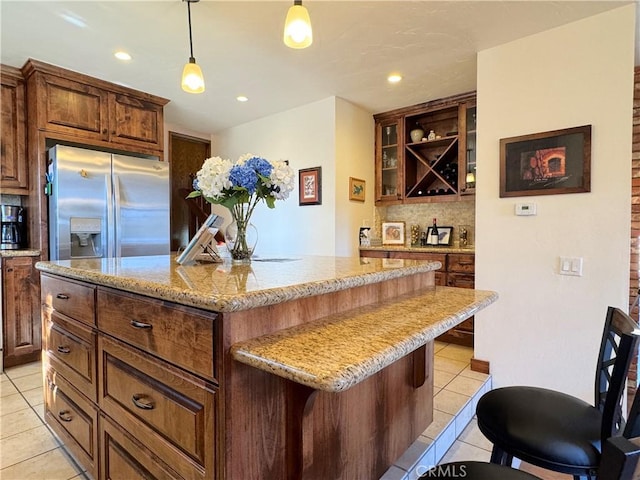 905 Madera Ln, Lake Arrowhead, CA 92352 - kitchen with stainless steel refrigerator with ice dispenser, light tile patterned floors, backsplash, a kitchen island, and recessed lighting