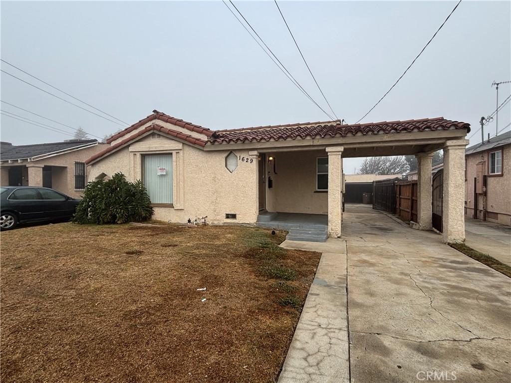 view of front of house featuring a carport