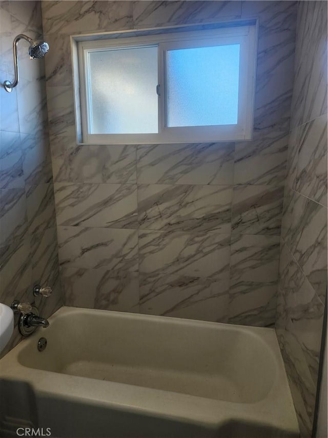 bathroom with tiled shower / bath