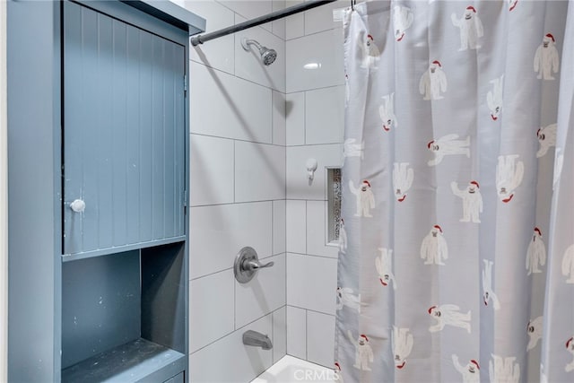 bathroom featuring shower / bath combo