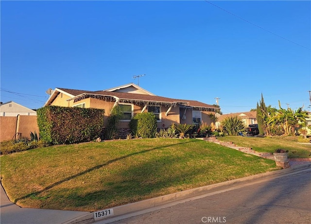 view of front facade with a front yard