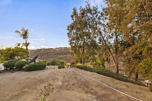 view of yard with a mountain view