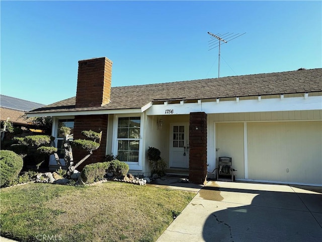 single story home with a front yard