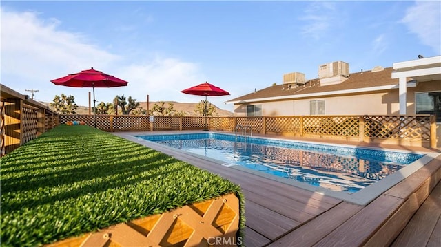 view of swimming pool with a lawn