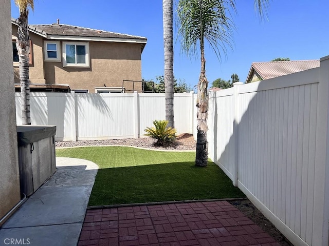 view of yard featuring a hot tub