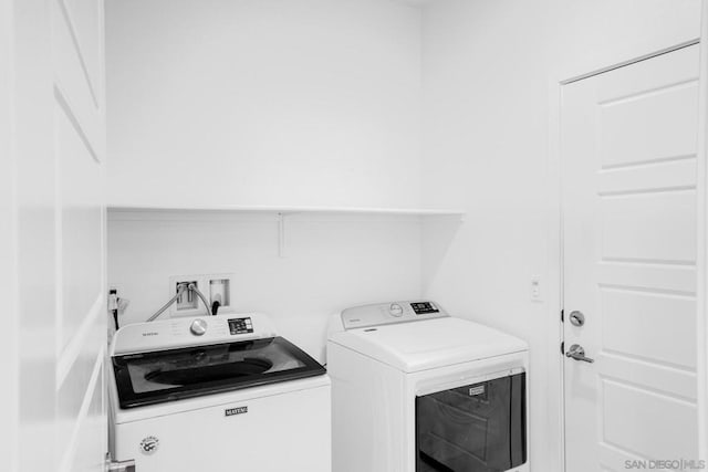 washroom featuring washing machine and clothes dryer