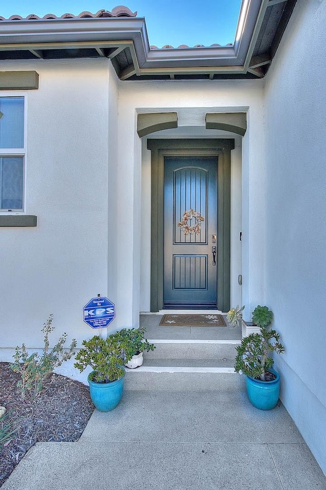 property entrance with stucco siding