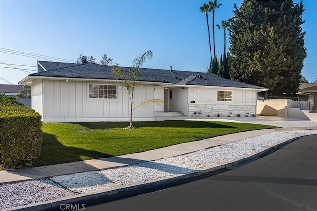 single story home with a front lawn