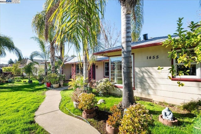 ranch-style home featuring a front lawn