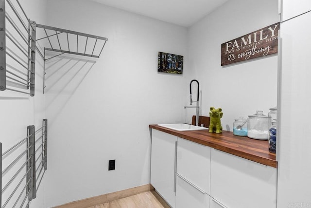 5455 Toyon Rd, San Diego, CA 92115 - bar area featuring a sink and light wood finished floors